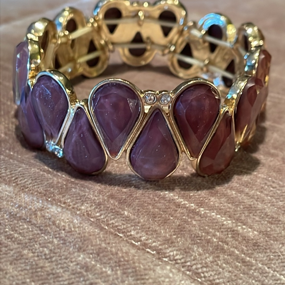 Lucite Strech Bracelet Golden Burgundy Tear Drops & Rhinestone accents 6.75-8”